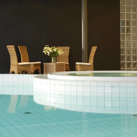 Hotel & 4*